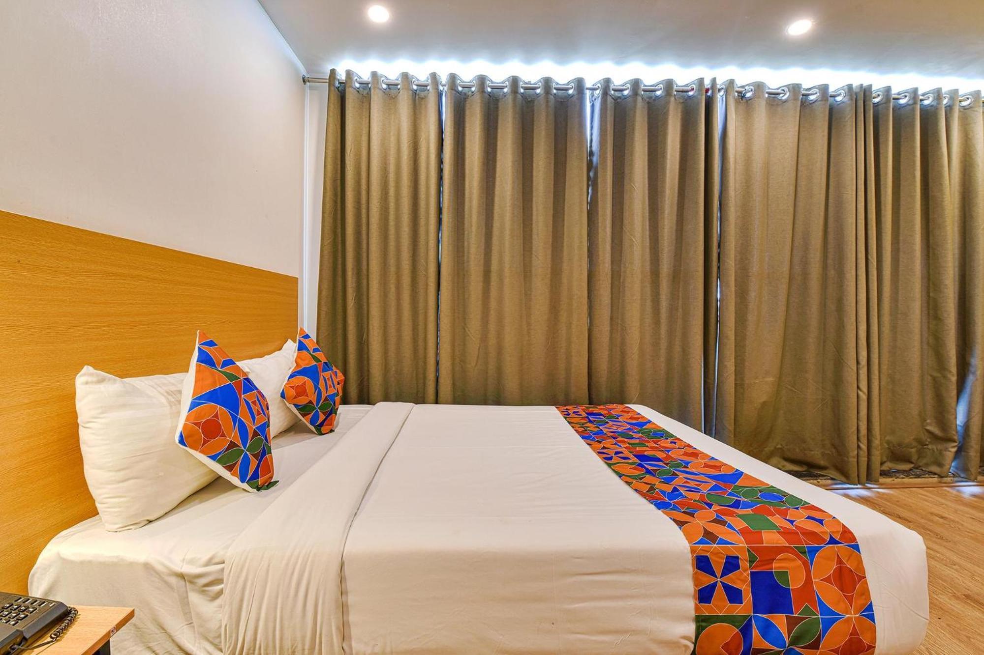 Fabhotel Ny Townhouse อาเมดาบัด ภายนอก รูปภาพ
