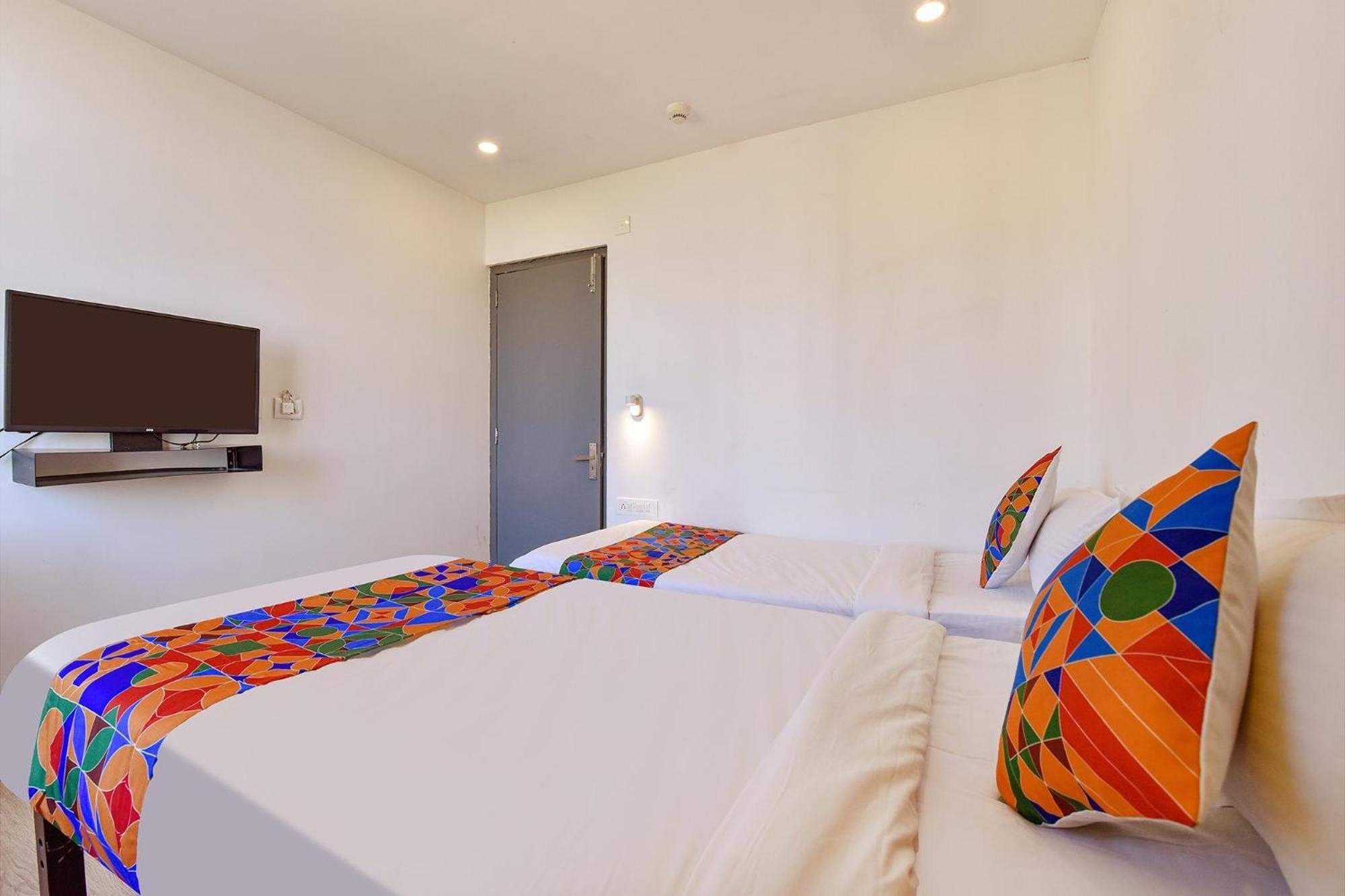 Fabhotel Ny Townhouse อาเมดาบัด ภายนอก รูปภาพ