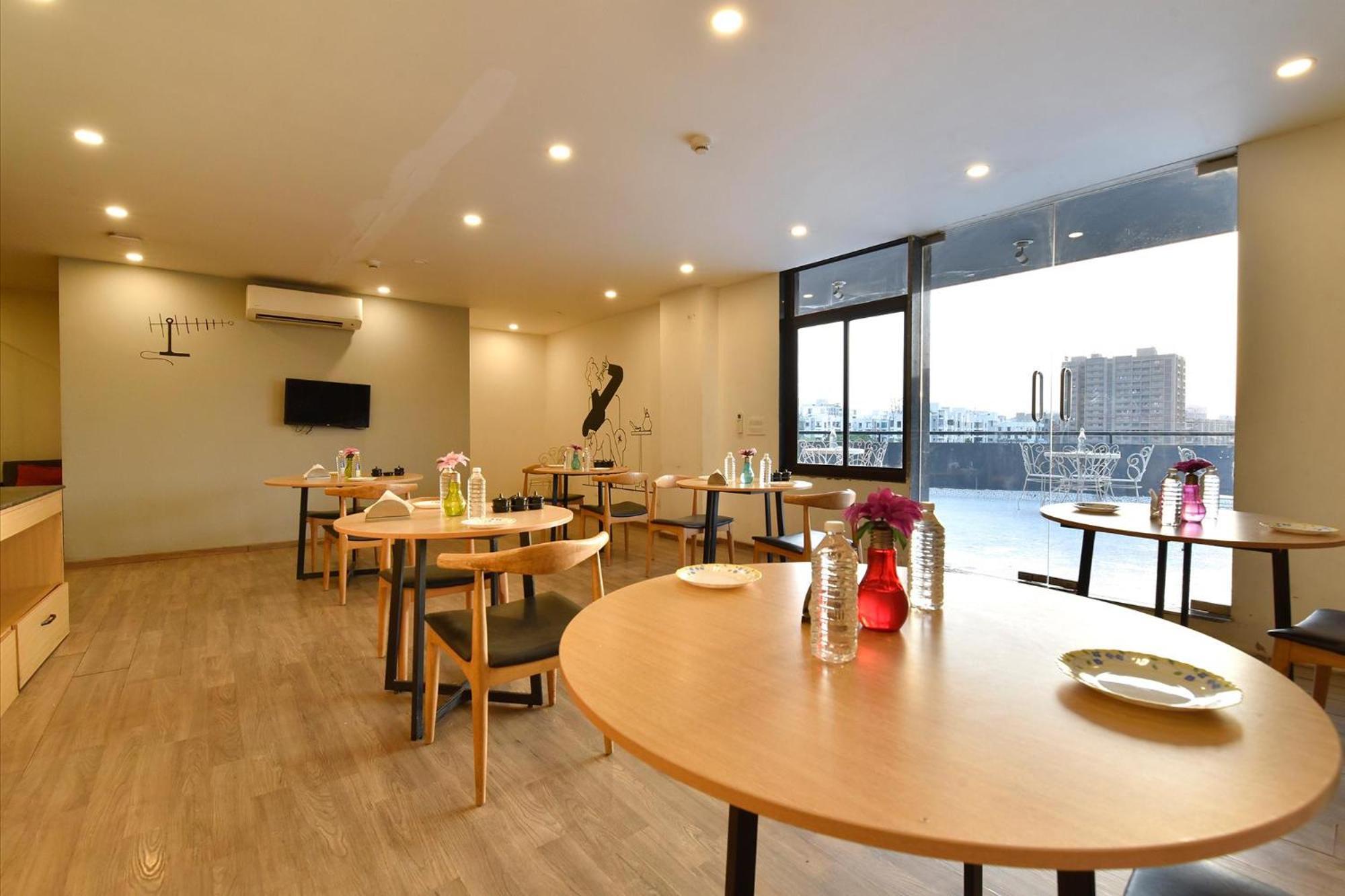 Fabhotel Ny Townhouse อาเมดาบัด ภายนอก รูปภาพ