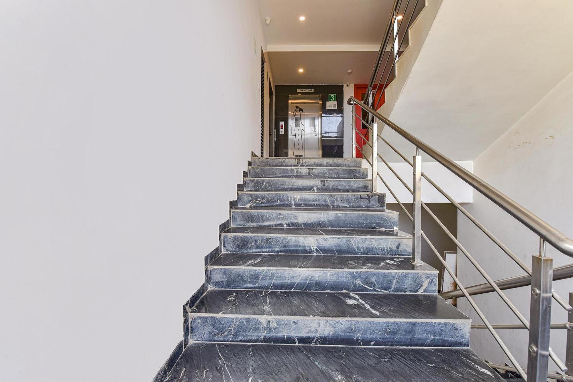Fabhotel Ny Townhouse อาเมดาบัด ภายนอก รูปภาพ