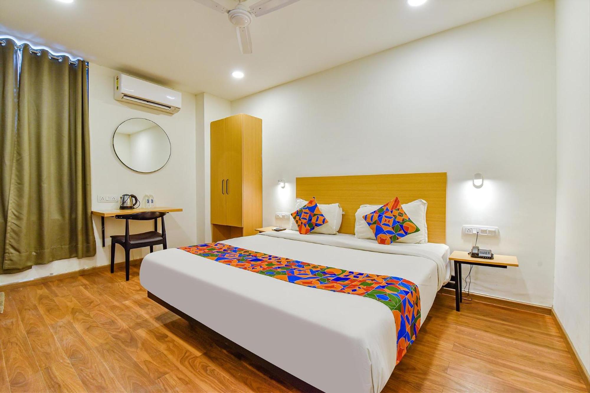 Fabhotel Ny Townhouse อาเมดาบัด ภายนอก รูปภาพ