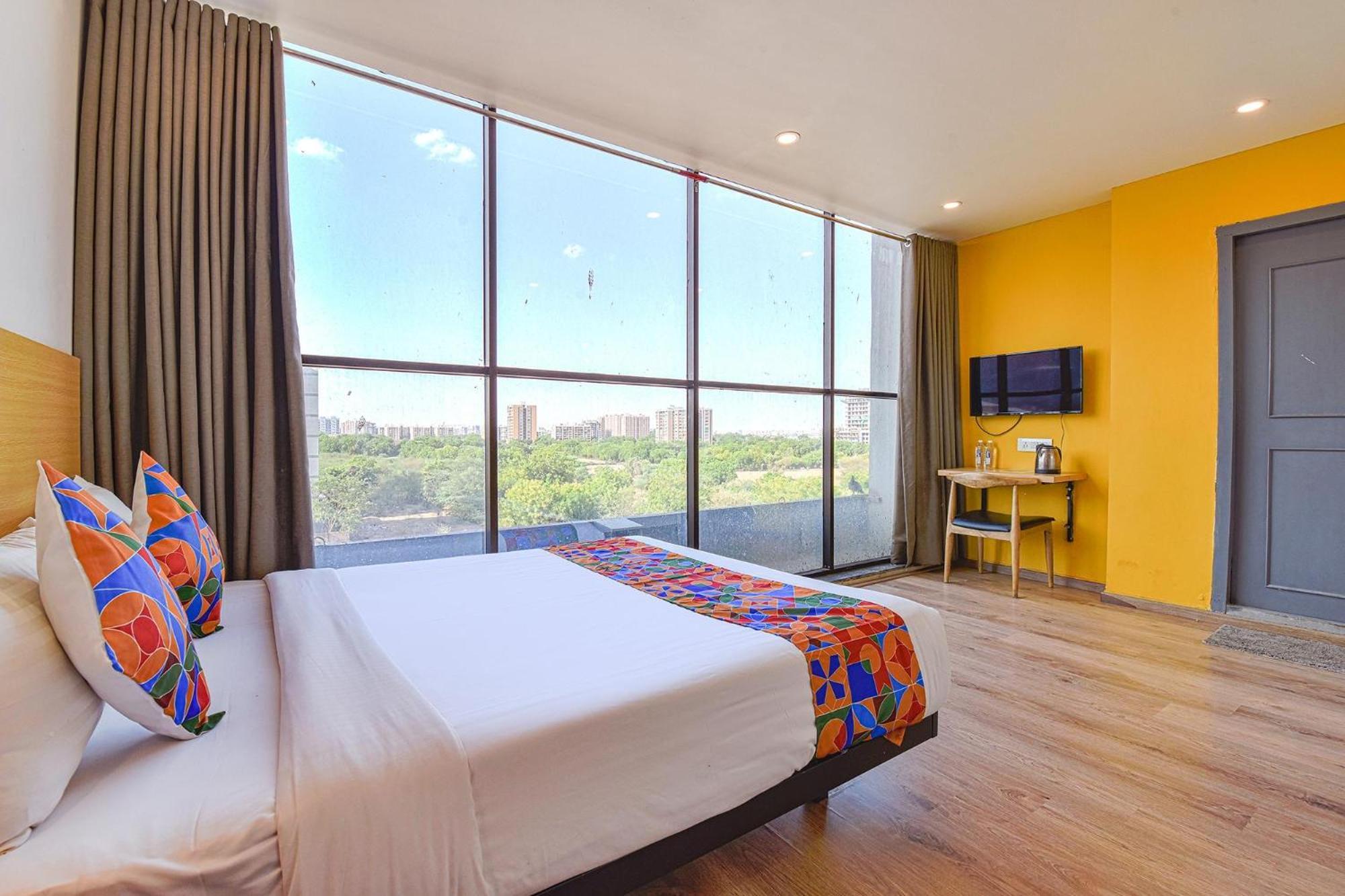 Fabhotel Ny Townhouse อาเมดาบัด ภายนอก รูปภาพ